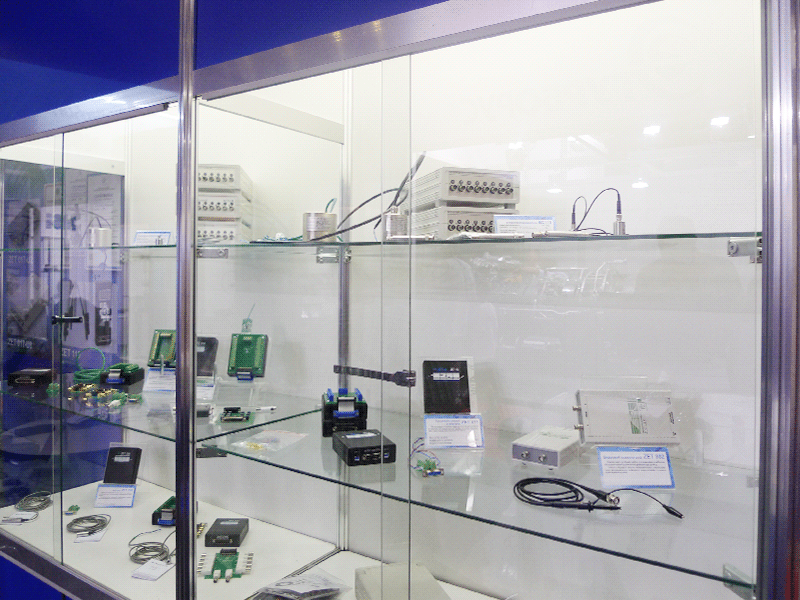 На стенде представлены платы АЦП/ЦАП, USB-осциллограф ZET 302